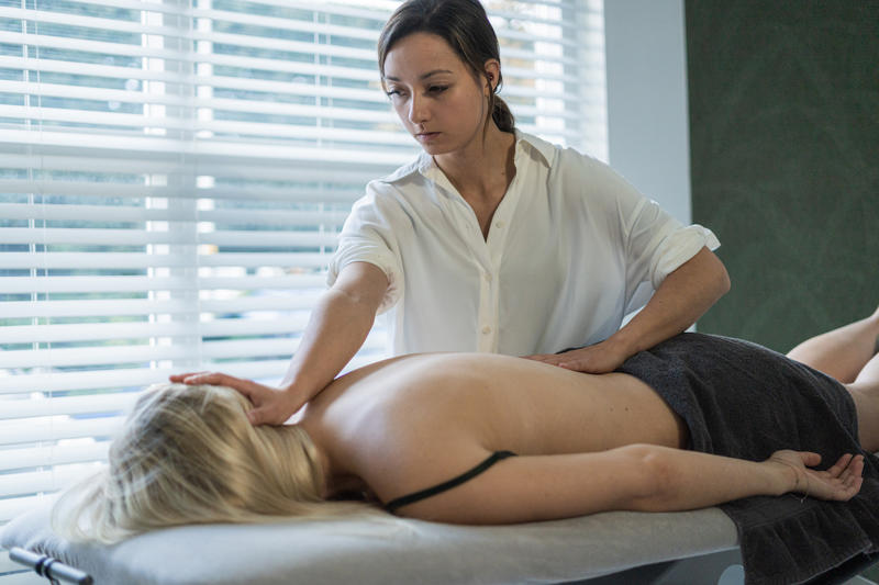 Osteopathie behandeling bij patiënt die op behandeltafel ligt.